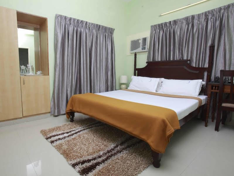 Hotel Crescent Inn Chennai Zewnętrze zdjęcie