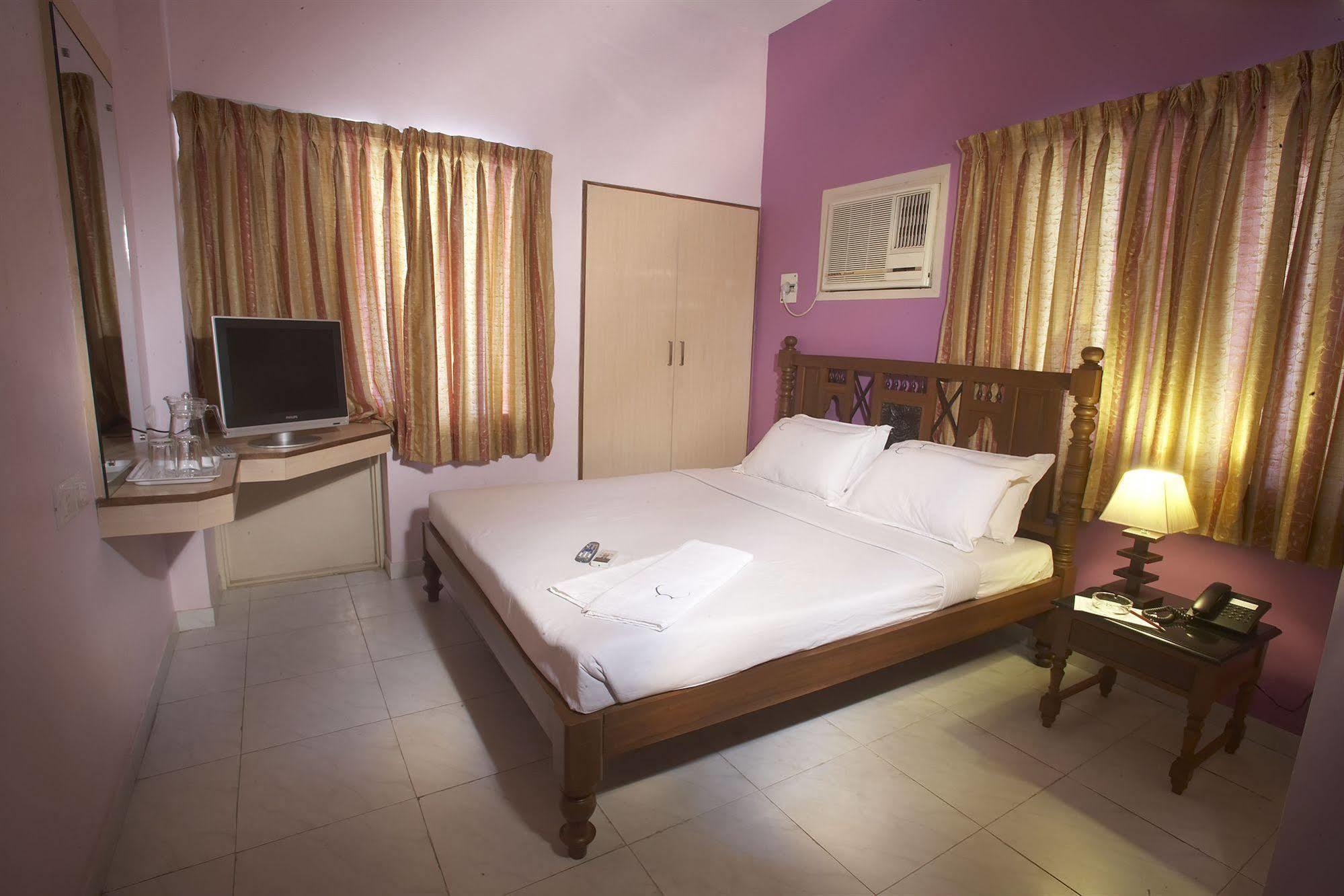 Hotel Crescent Inn Chennai Zewnętrze zdjęcie