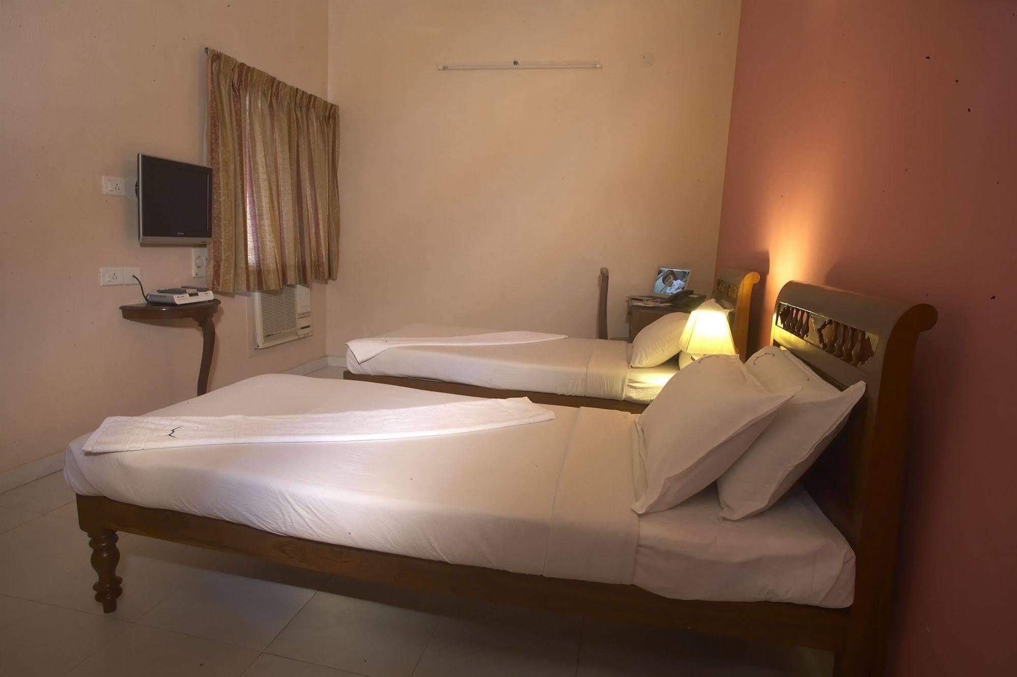 Hotel Crescent Inn Chennai Zewnętrze zdjęcie