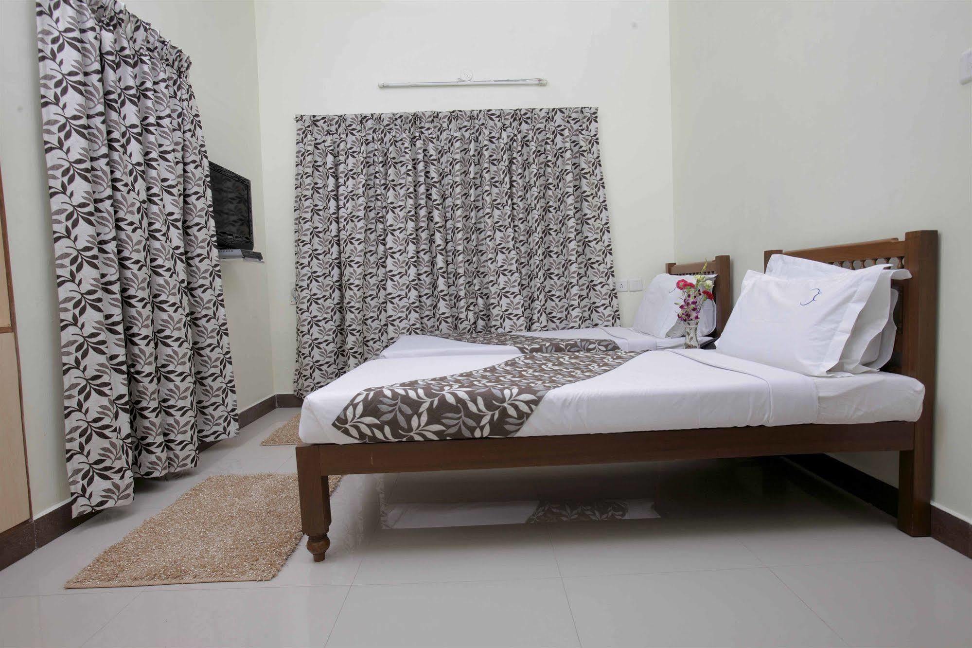Hotel Crescent Inn Chennai Zewnętrze zdjęcie
