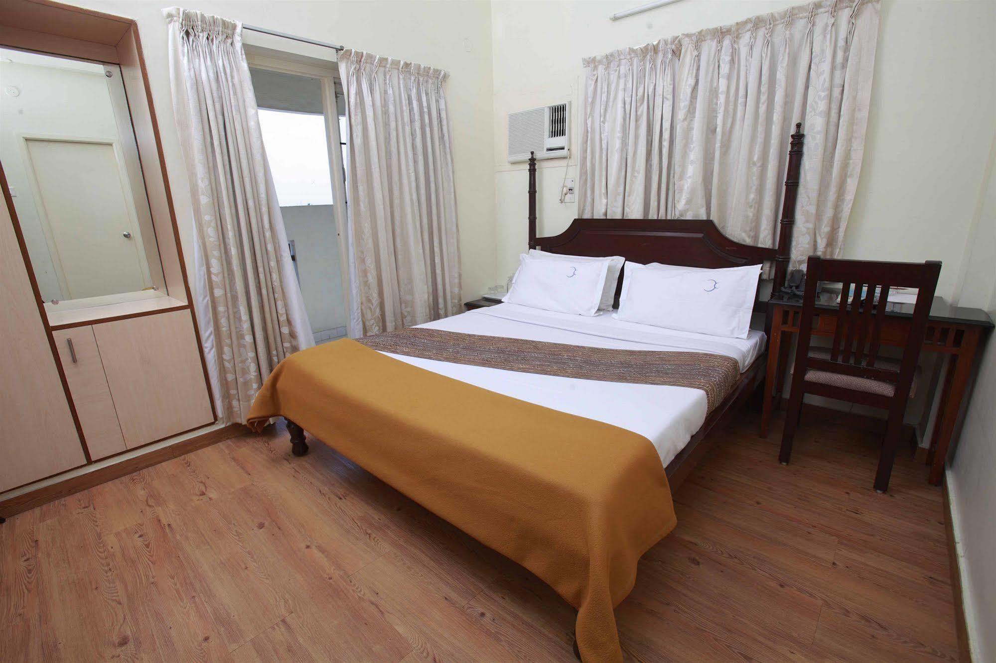 Hotel Crescent Inn Chennai Zewnętrze zdjęcie