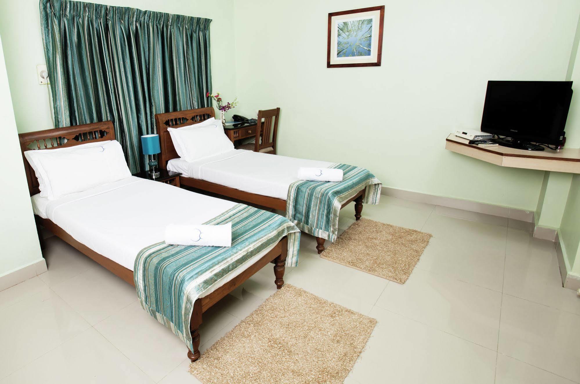 Hotel Crescent Inn Chennai Zewnętrze zdjęcie